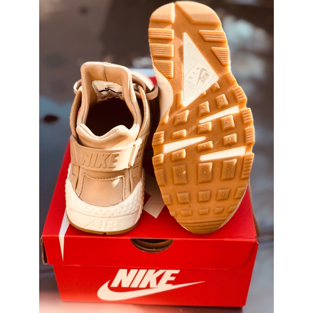 NEVER WORN. WOMEN'S NIKE AIR HUARACHE RUN SD
